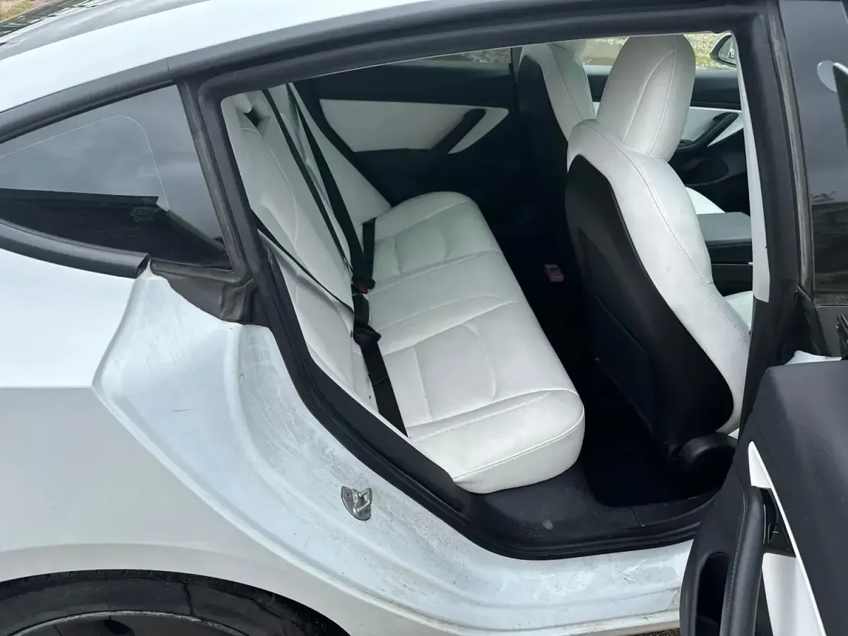 Używany Tesla Model 3 Standard Range 239 kW (325 KM) 2019 Biały Sedan/Limuzyna