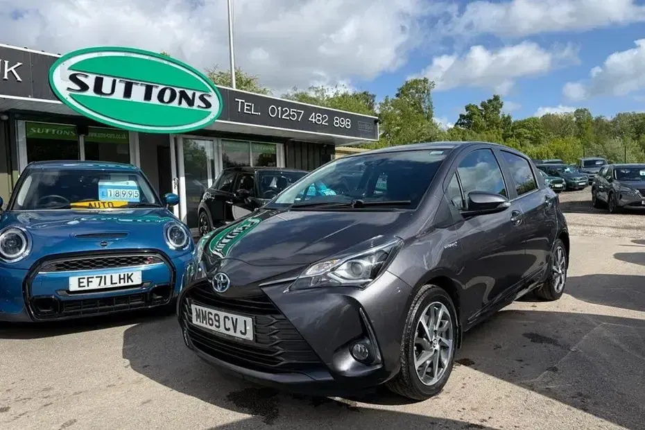 Used Toyota Yaris 100 HP (73 kW) 2020 Grey Hatchback