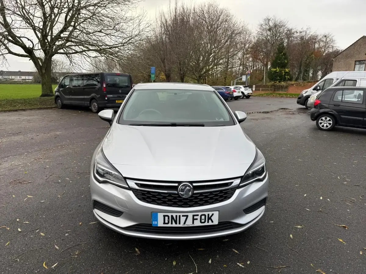 Used Vauxhall Astra Design Edition 125 HP (91 kW) 2017 Silver Hatchback