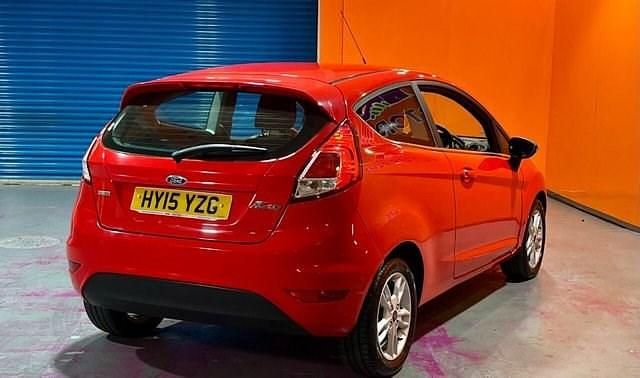 Used Ford Fiesta Zetec 100 HP (73 kW) 2015 Red Hatchback
