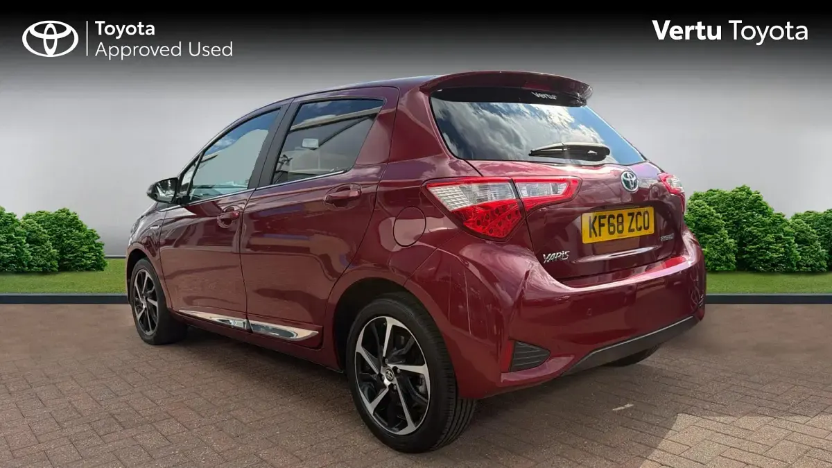 Used Toyota Yaris Hybrid 100 HP (73 kW) 2019 Tokyo red (pearlescent paint +�750) Hatchback