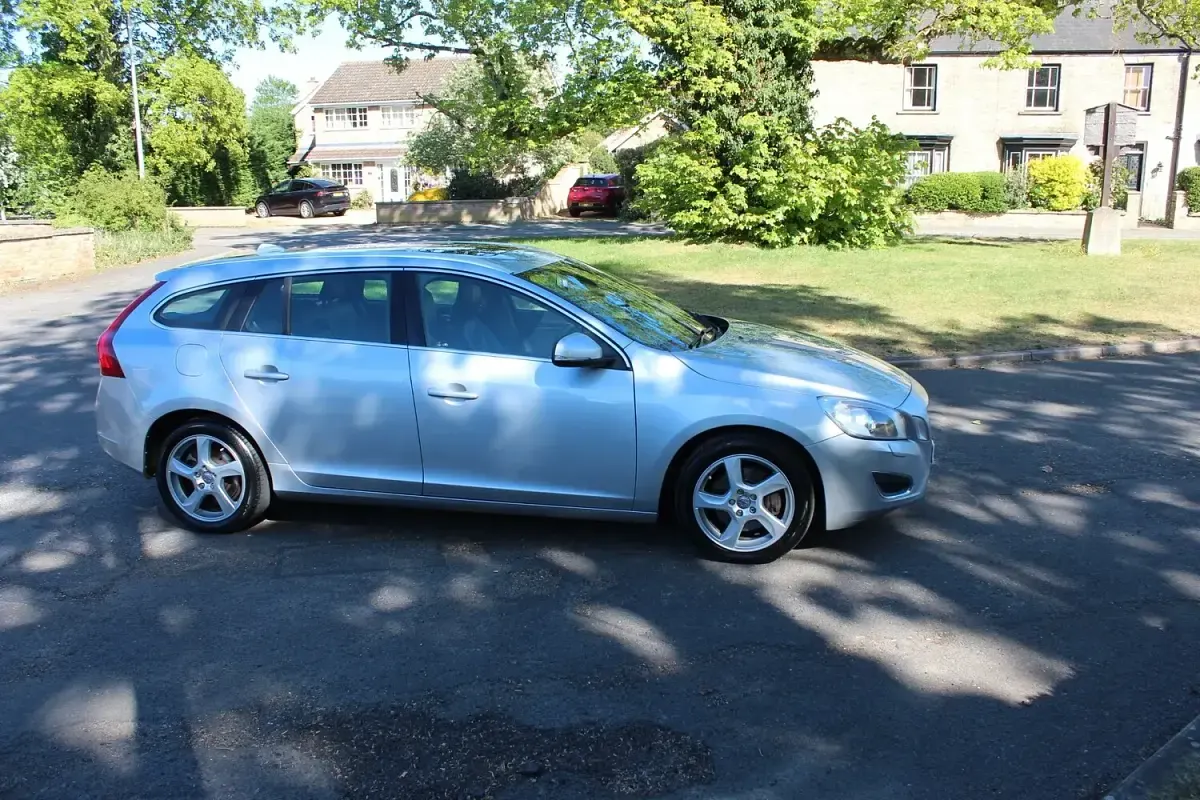 Used Volvo V60 SE Lux 215 HP (158 kW) 2012 Silver Estate