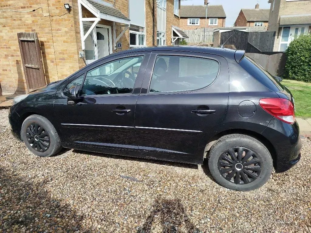 Begagnad Peugeot 207 Active 2012 Svart Halvkombi