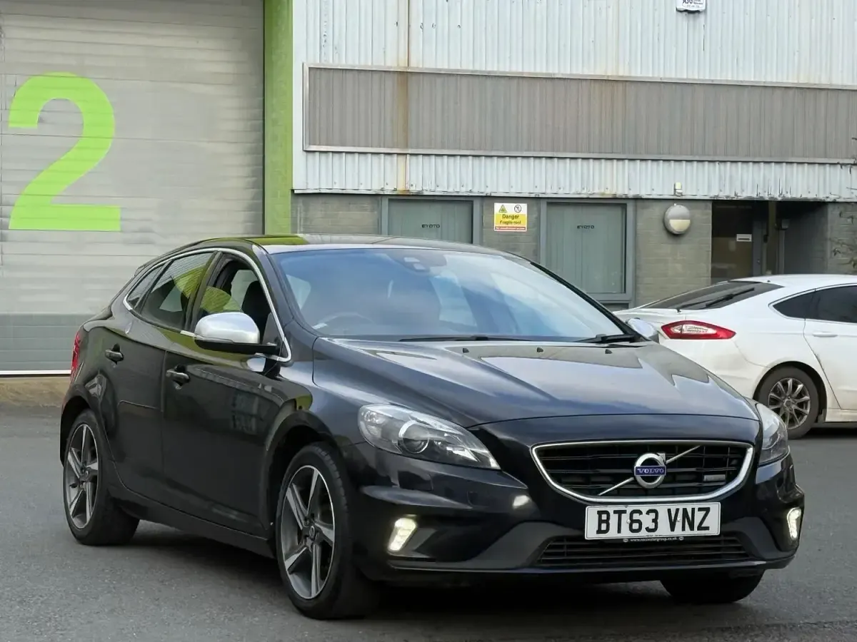 Used Volvo V40 R-Design 115 HP (84 kW) 2014 Black Hatchback
