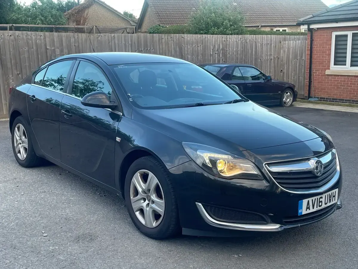 Used Vauxhall Insignia Design Edition 140 HP (102 kW) 2016 Black Hatchback