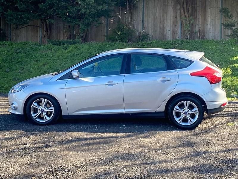 Usado Ford Focus Zetec 115 HP (84 kW) 2013 Prateado Citadino