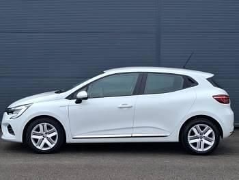 Used Renault Clio V Play 100 HP (73 kW) 2021 White Hatchback