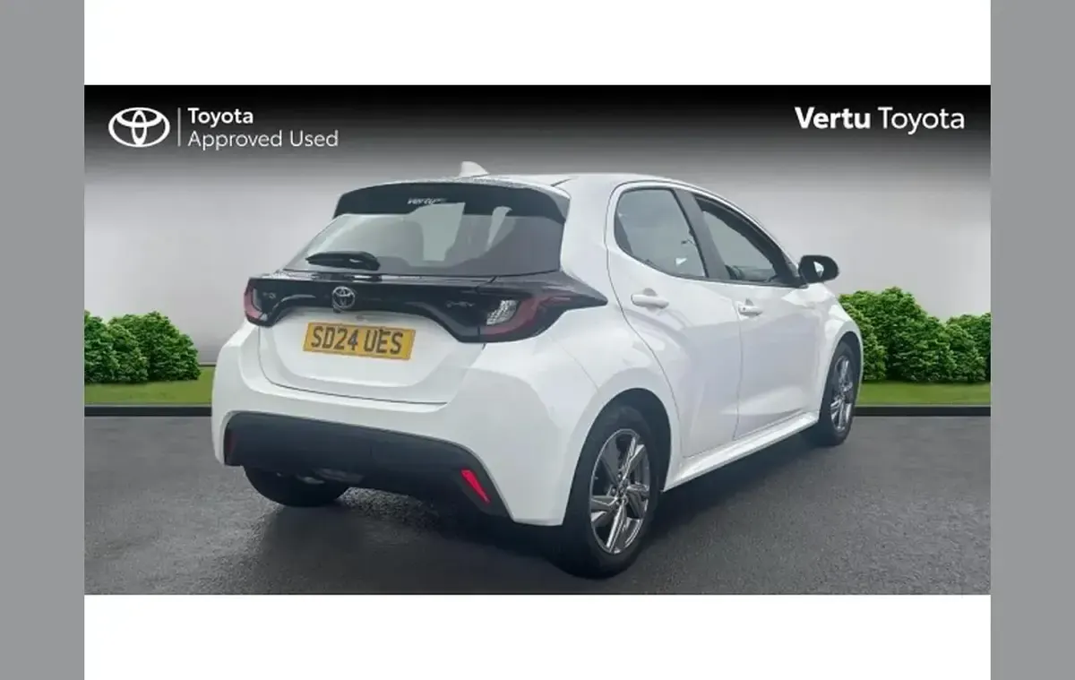 Used Toyota Yaris 113 HP (83 kW) 2024 White Hatchback