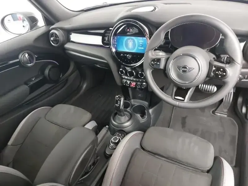 Usado Mini Cooper Hatch 134 HP (98 kW) 2023 Preto Citadino