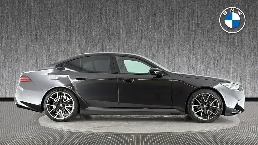 Begagnad BMW M5 Comfort Edition 717 HK (527 kW) 2025 Grå