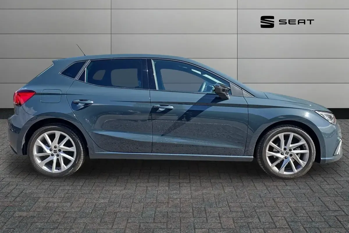 Usado Seat Ibiza FR 113 CV (83 kW) 2025 Azul Utilitario