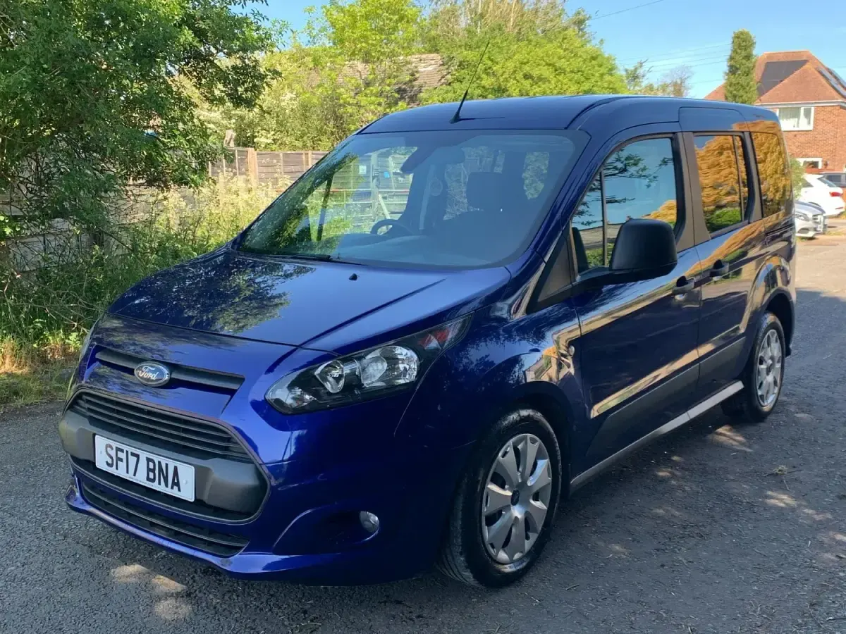 Usado Ford Tourneo Connect Zetec 120 HP (88 kW) 2017 Azul Monovolume