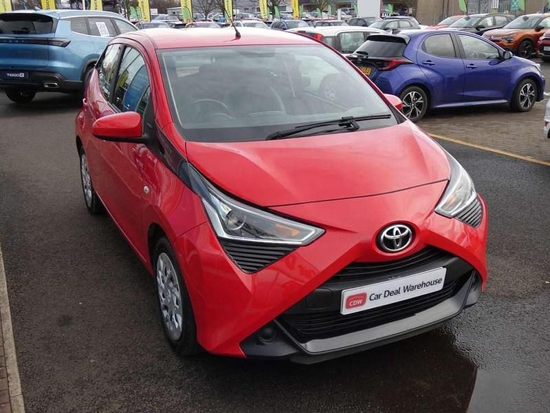 Used Toyota Aygo X-play 72 HP (52 kW) 2019 Red Hatchback