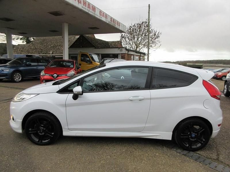 Used Ford Fiesta Zetec 95 HP (69 kW) 2011 White Hatchback