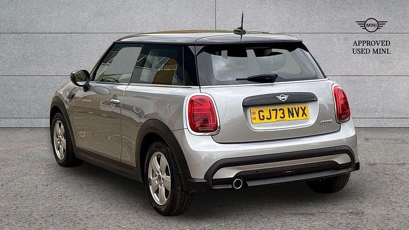 Usado Mini Cooper Classic 134 CV (98 kW) 2023 Plateado Utilitario