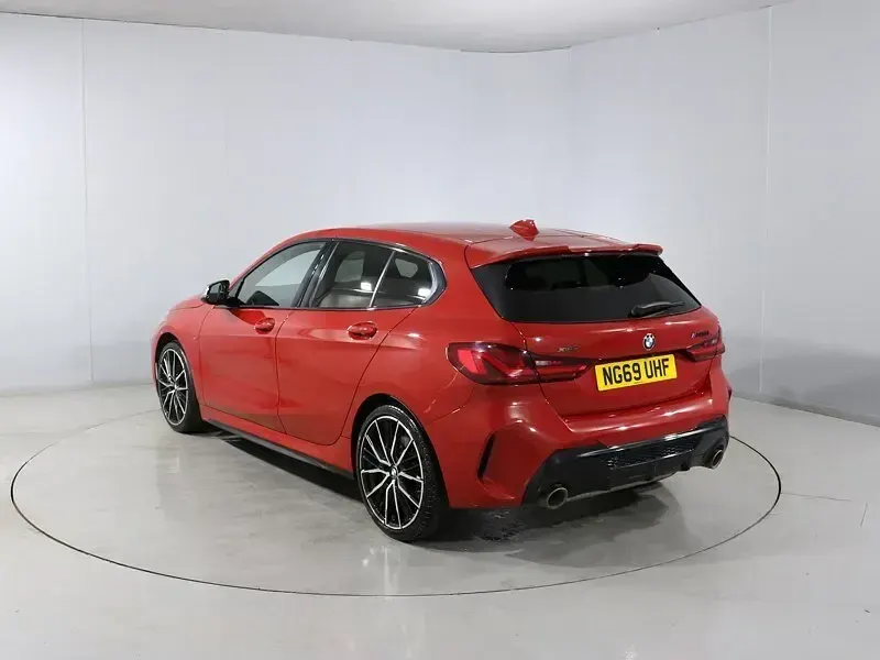 Usado BMW M135 M Sport 306 CV (225 kW) 2020 Rojo Utilitario
