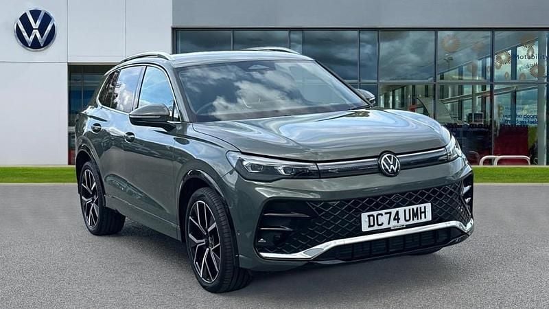 Cipressino green metallic Used 2025 VW Tiguan R-line SUV | £35,963 (Expensive) - Image 1/4