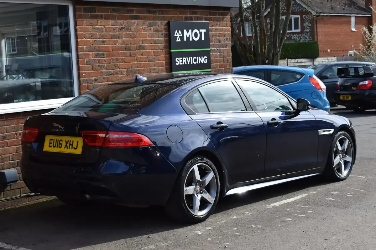 Używany Jaguar XE R-Sport 240 KM (176 kW) 2016 Niebieski Sedan/Limuzyna