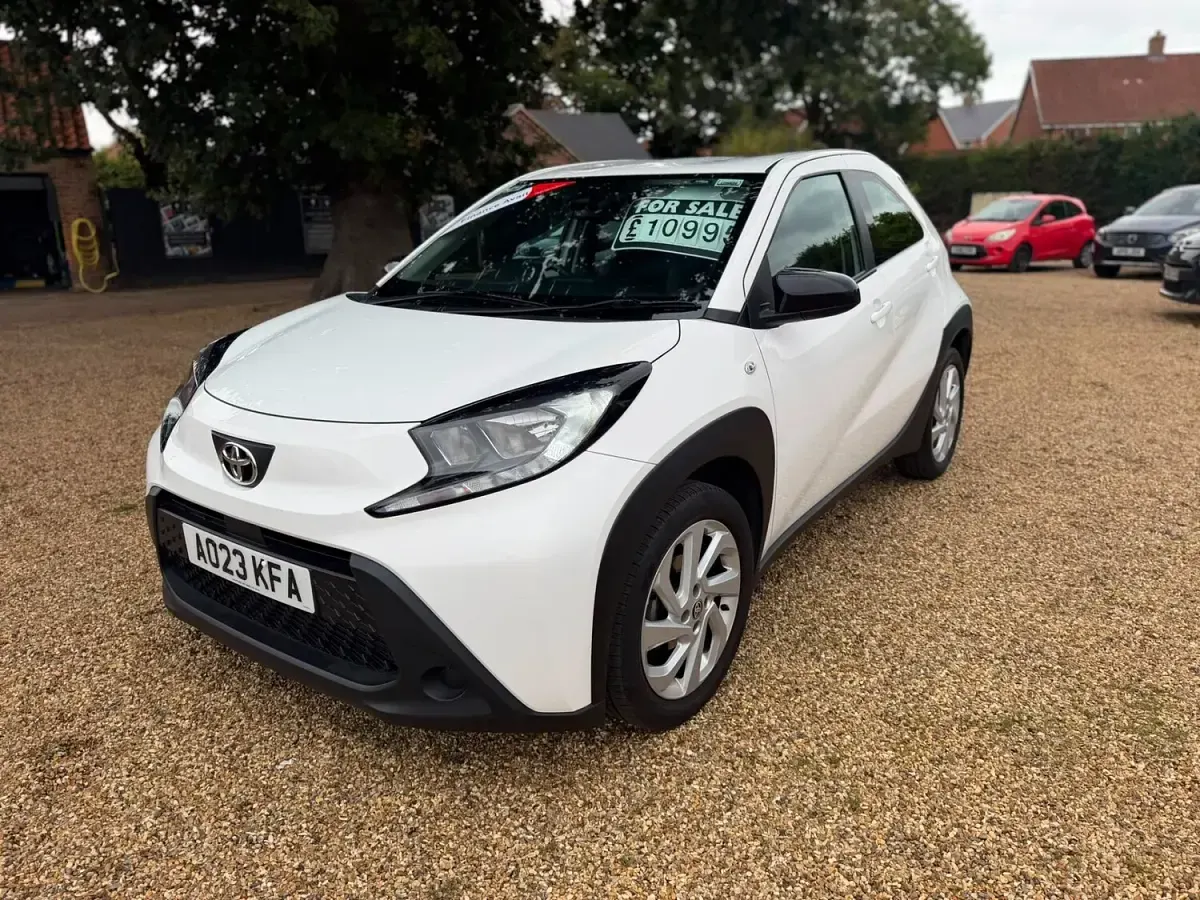 Used Toyota Aygo X PURE 70 HP (51 kW) 2023 White SUV