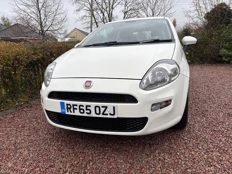 Used Fiat Punto Pop 69 HP (50 kW) 2015 White Hatchback