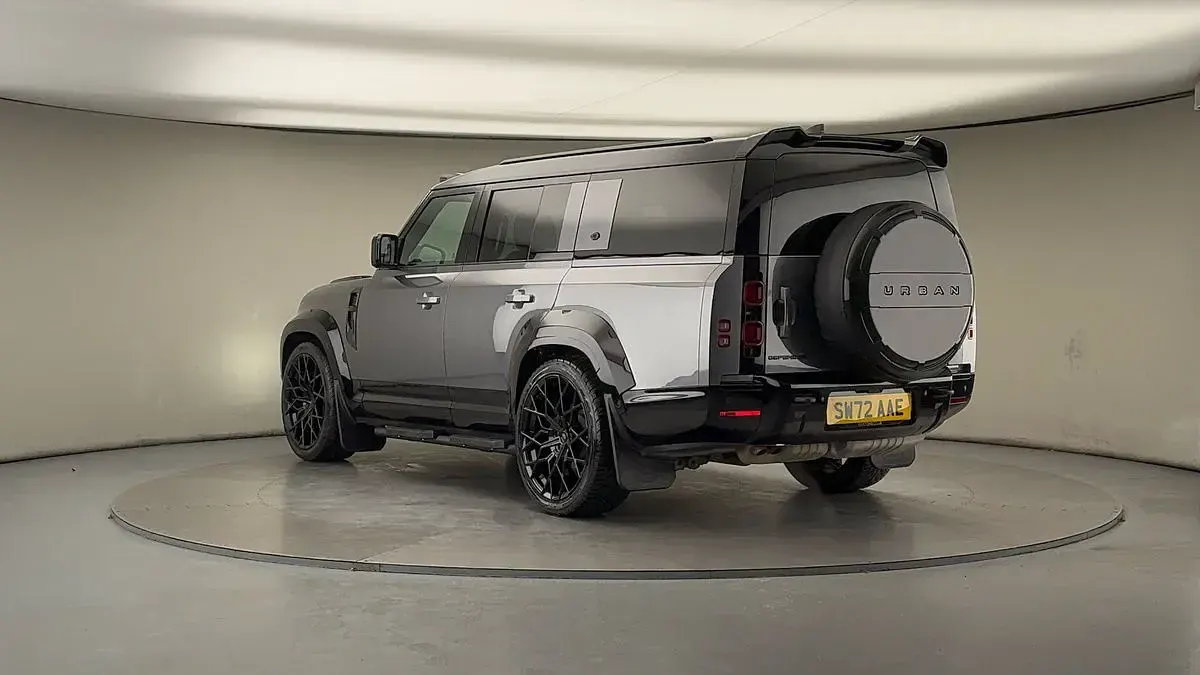 Used Land Rover Defender SE Dynamic 300 HP (220 kW) 2022 Grey Estate