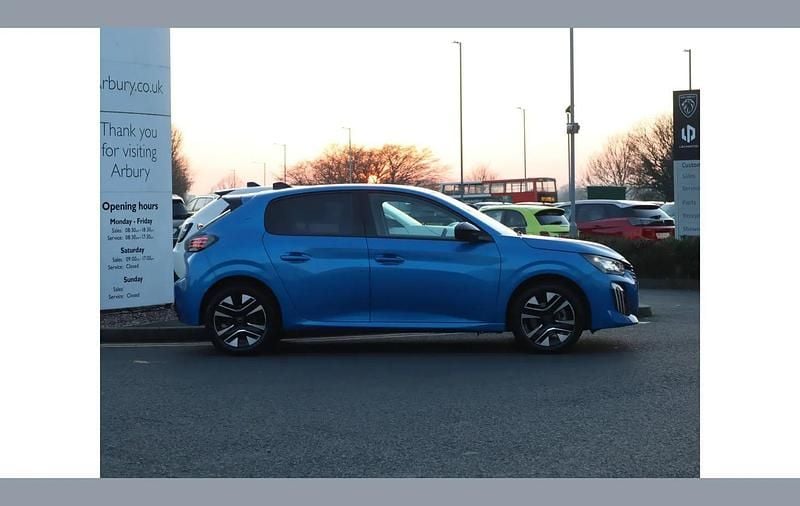 Used Peugeot 208 Allure 101 HP (74 kW) 2024 Blue Hatchback