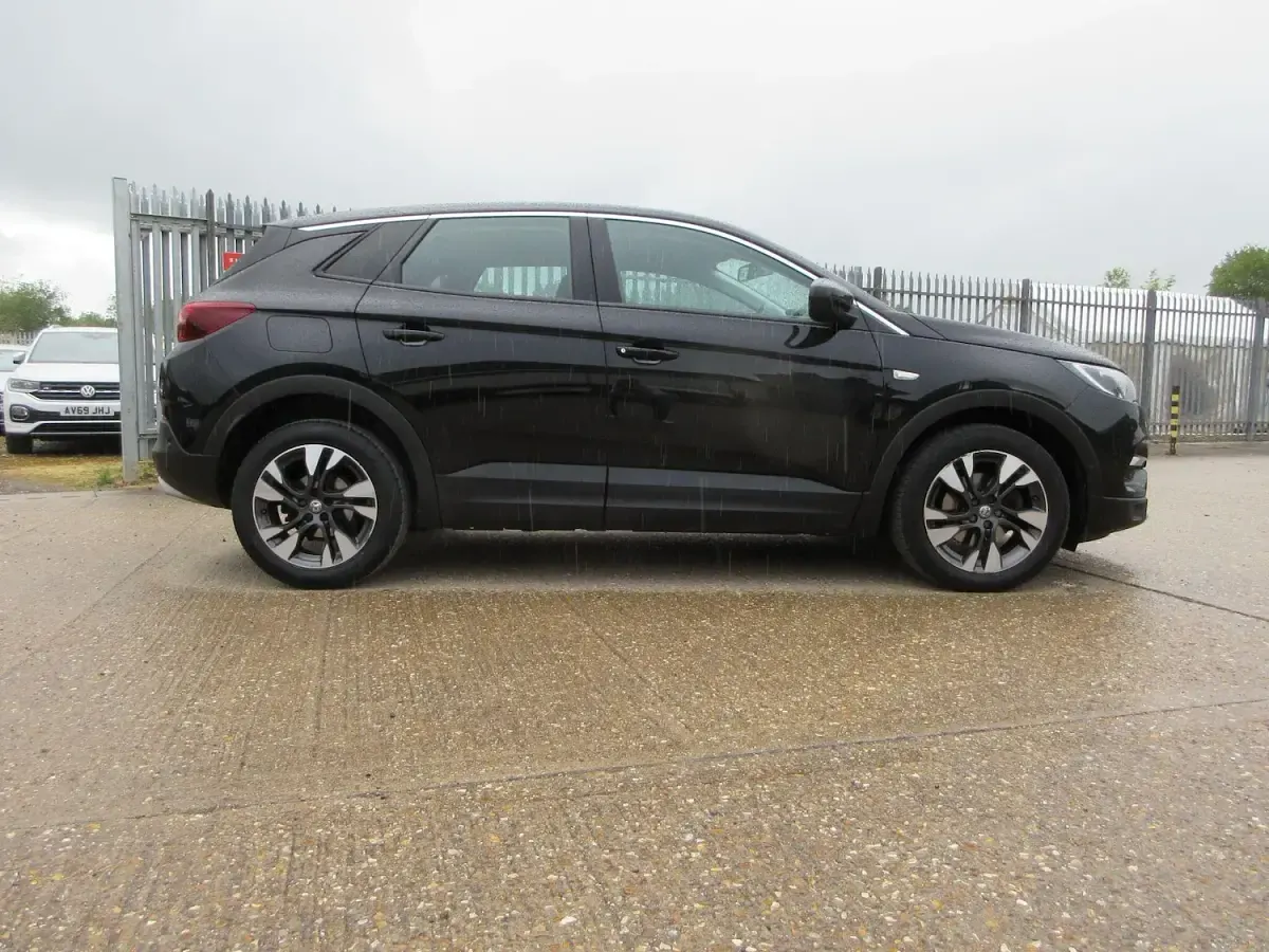 Used Vauxhall Grandland X Sport 130 HP (95 kW) 2019 Black SUV