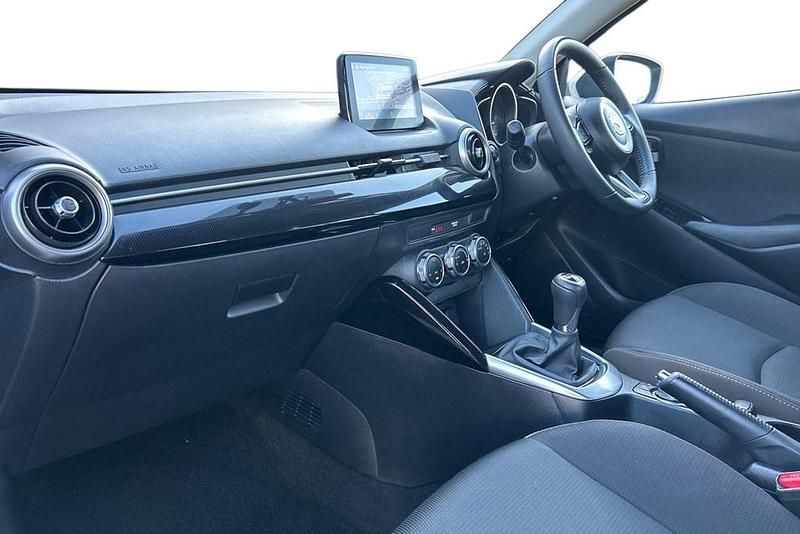 Usado Mazda 2 75 HP (55 kW) 2022 Branco Citadino