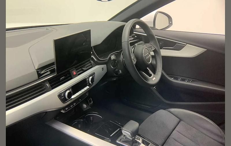 Used Audi A4 S-Line 147 HP (108 kW) 2024 White Sedan