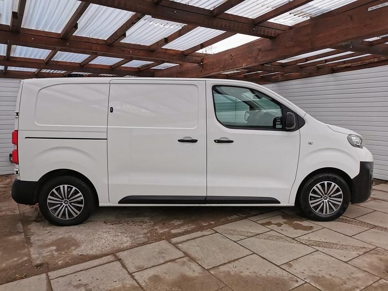 Used Peugeot e-Expert 100 kW (136 HP) 2021 White Van