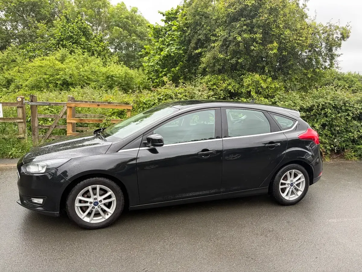 Used Ford Focus Zetec 125 HP (91 kW) 2015 Black Hatchback