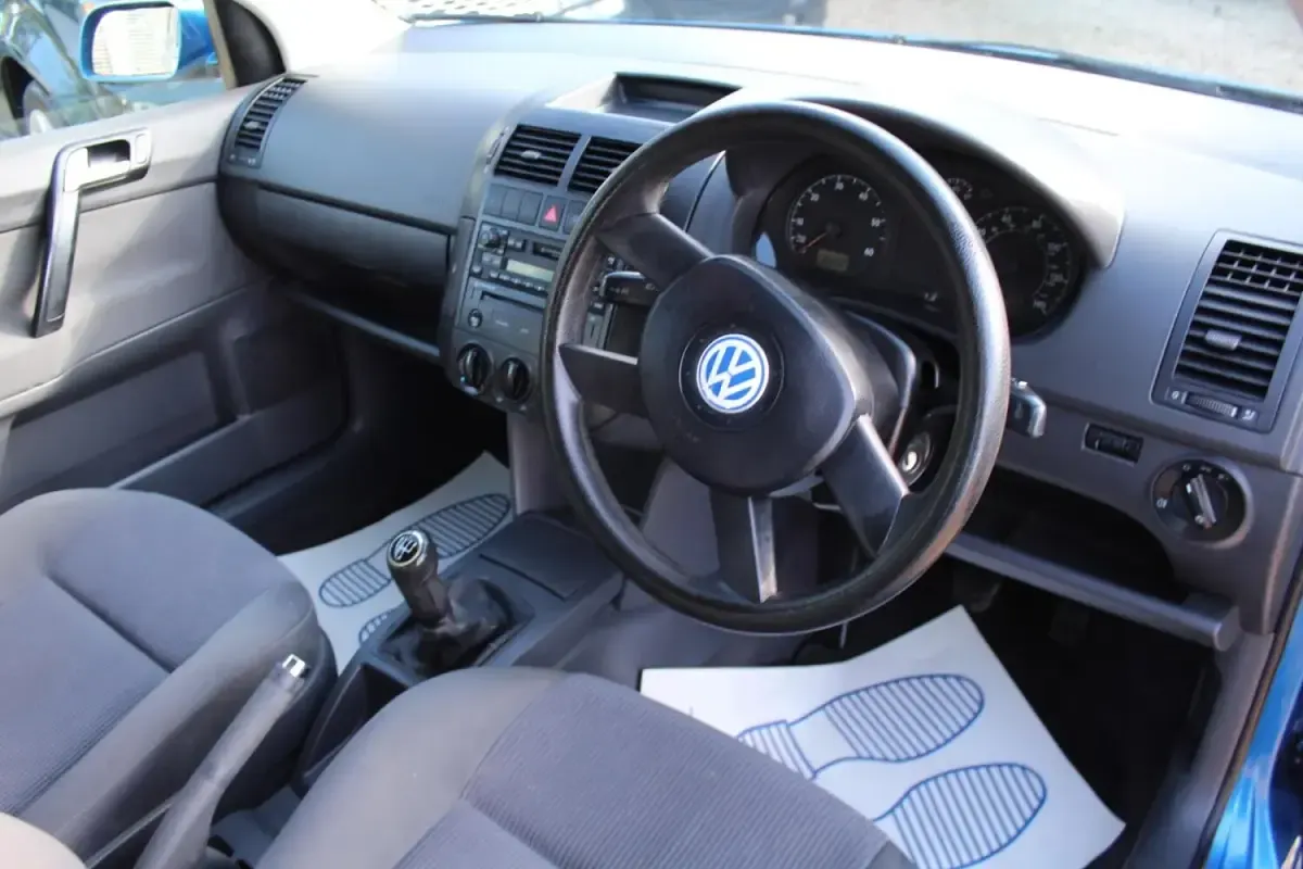 Begagnad VW Polo SE 75 HK (55 kW) 2002 Blå Halvkombi