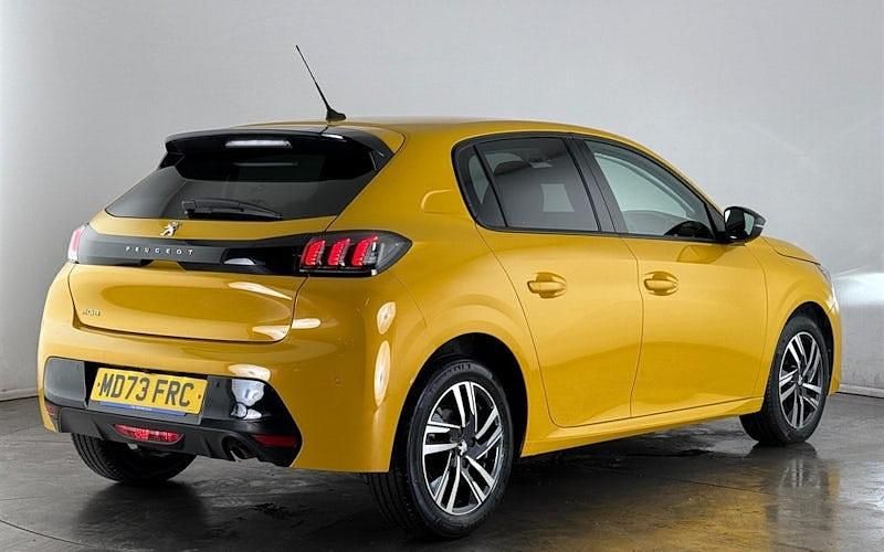 Second-hand Peugeot 208 Allure+ 102 CP (75 kW) 2023 Galben Hatchback