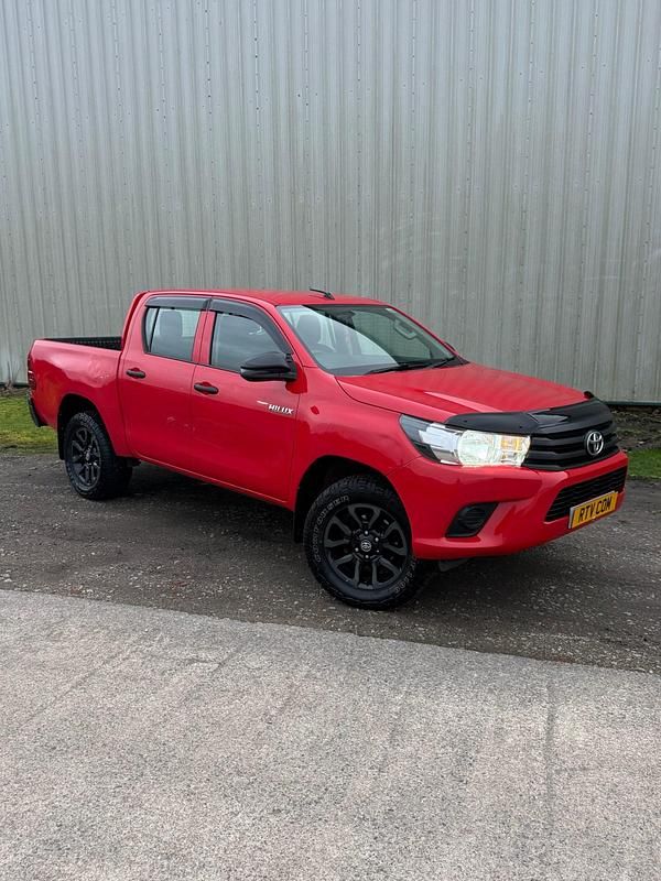 Used Toyota HiLux Active 150 HP (110 kW) 2020 Red Pickup