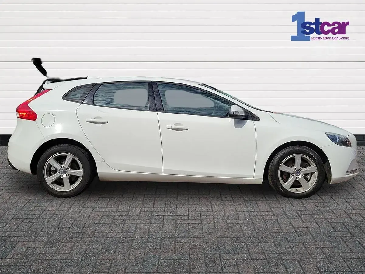 Used Volvo V40 150 HP (110 kW) 2014 White Hatchback
