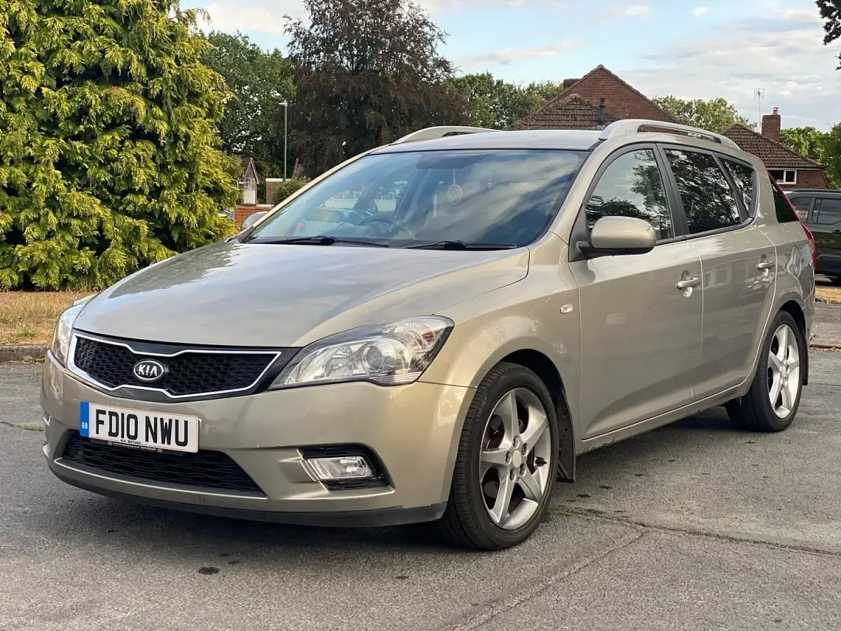 Used Kia Ceed 2010 Silver Hatchback