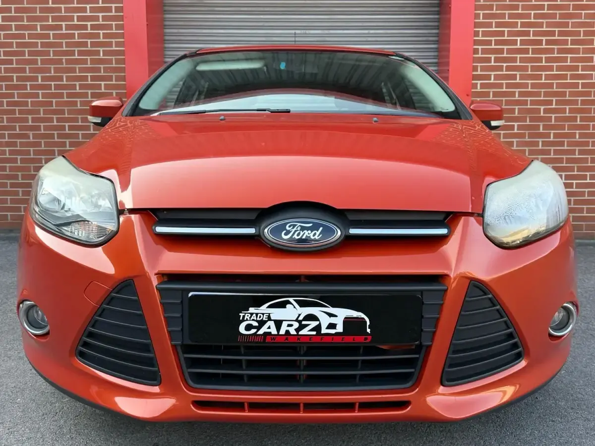 Used Ford Focus Zetec 115 HP (84 kW) 2011 Red Hatchback