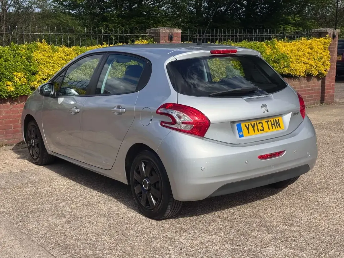 Używany Peugeot 208 Access 82 KM (60 kW) 2013 Srebrny Hatchback