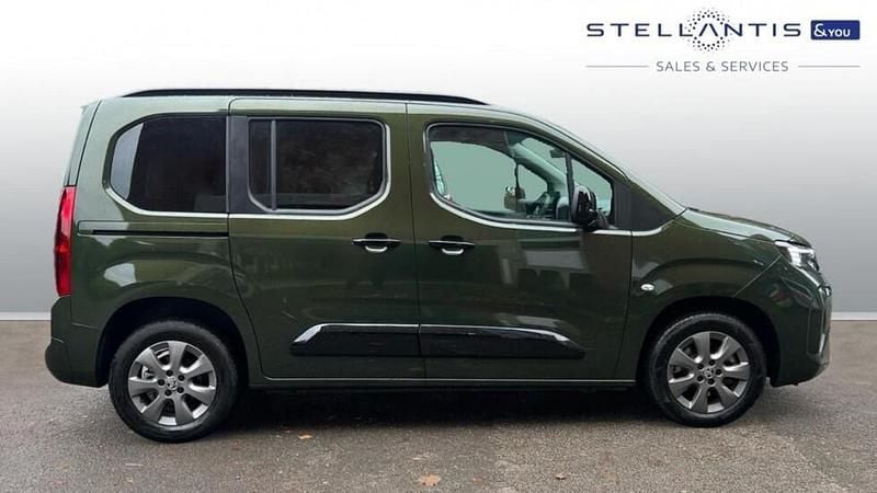 Green New 2025 Vauxhall Combo Ultimate MPV | £19,541 (Fair price) - Image 1/4