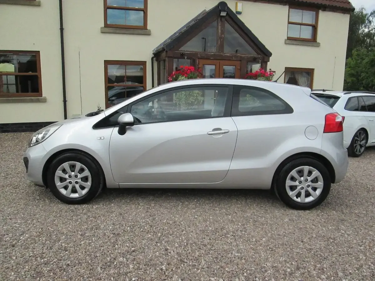 Used Kia Rio 85 HP (62 kW) 2013 Silver Hatchback