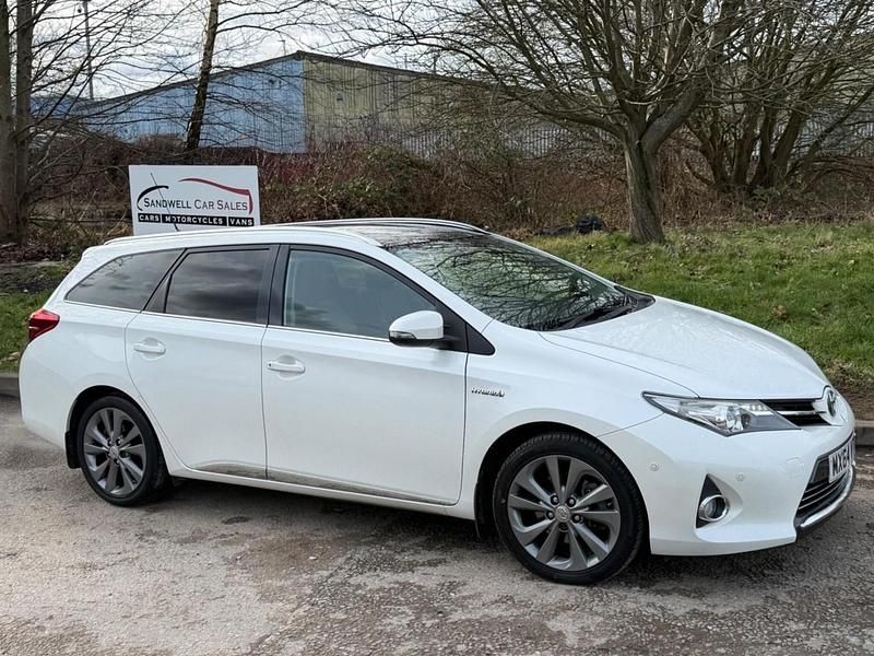 Used Toyota Auris Hybrid 2014 White Estate