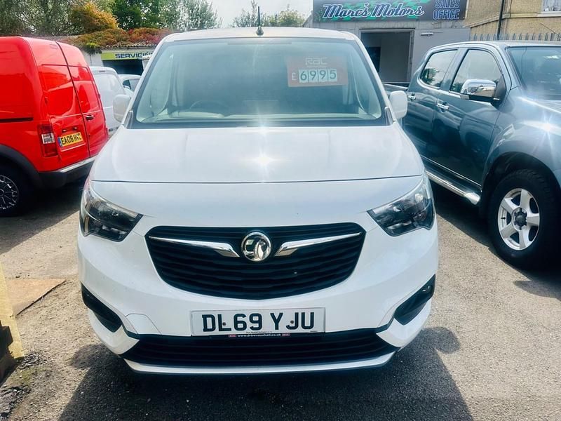White Used 2020 Vauxhall Combo MPV | £5,495 (Expensive) - Image 1/4