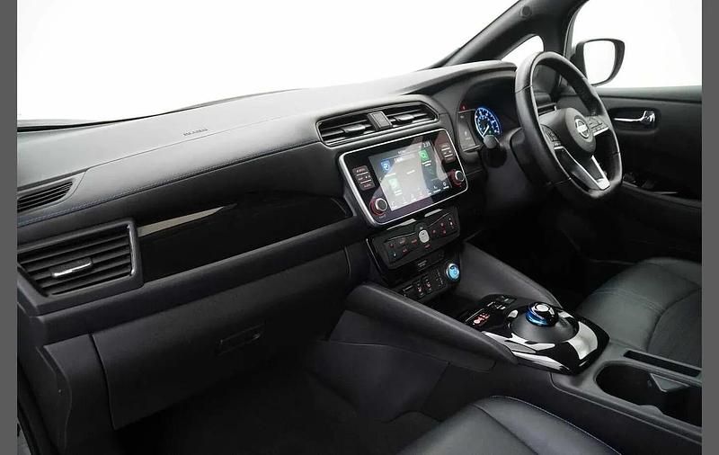 Used Nissan Leaf N-Connecta 108 kW (147 HP) 2022 Silver Hatchback