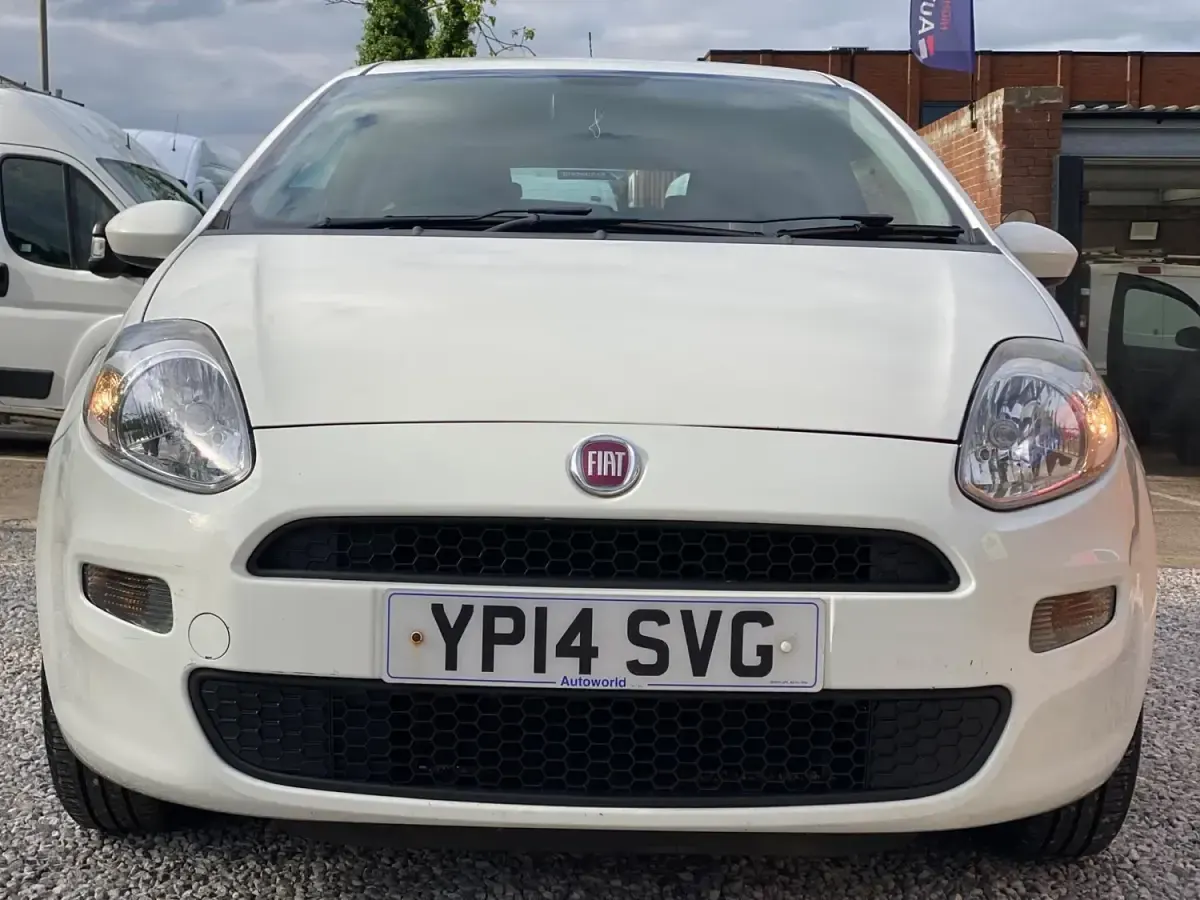 Używany Fiat Punto Pop 69 KM (50 kW) 2014 Biały Hatchback
