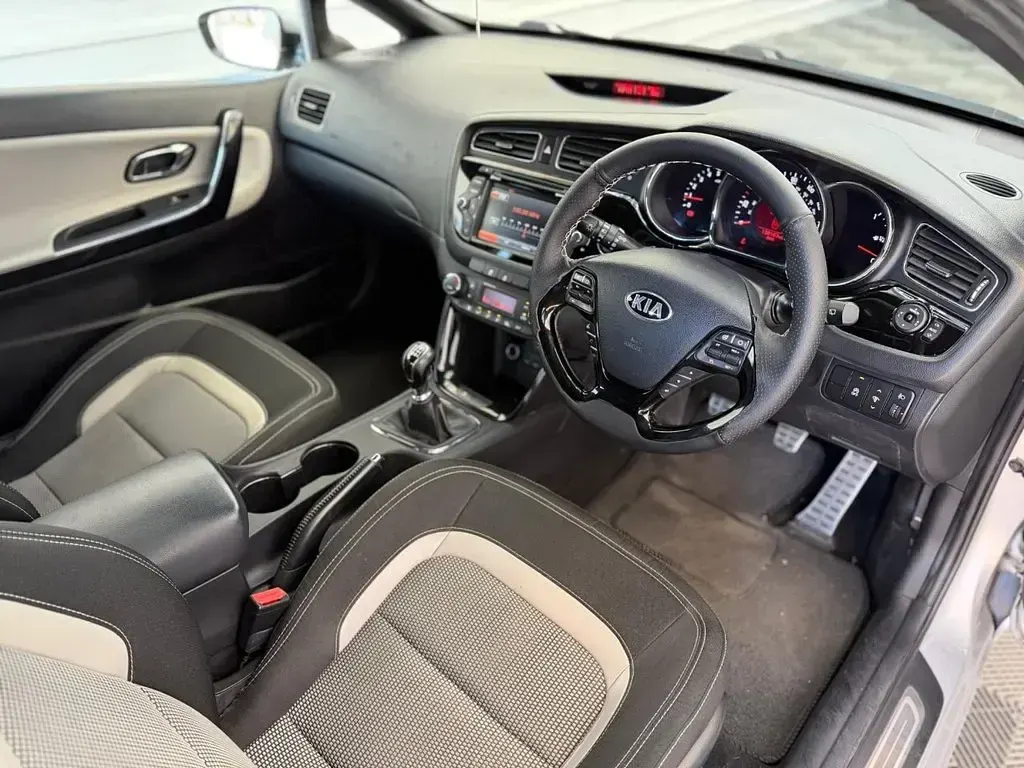 Used Kia ProCeed 126 HP (92 kW) 2015 Silver Hatchback