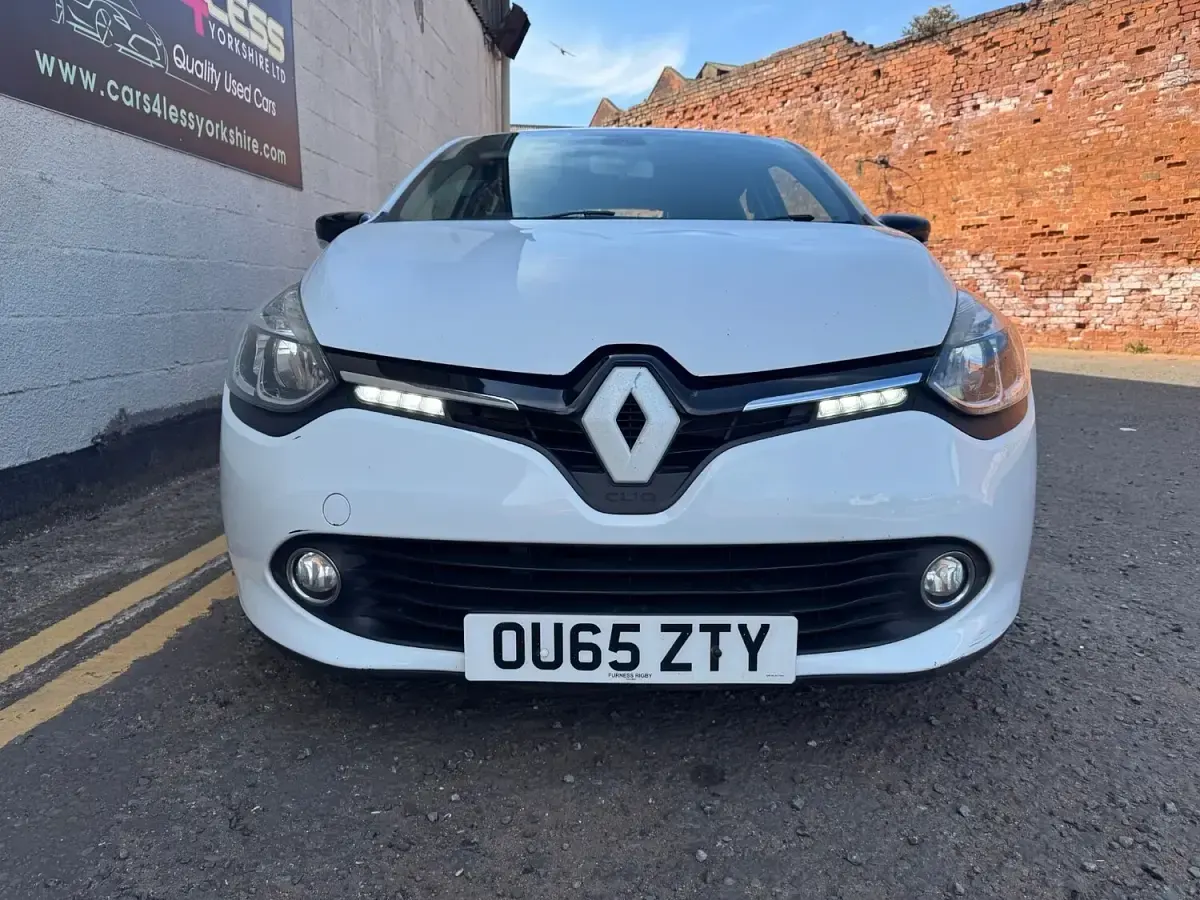 Used Renault Clio IV Dynamique 75 HP (55 kW) 2015 White Hatchback