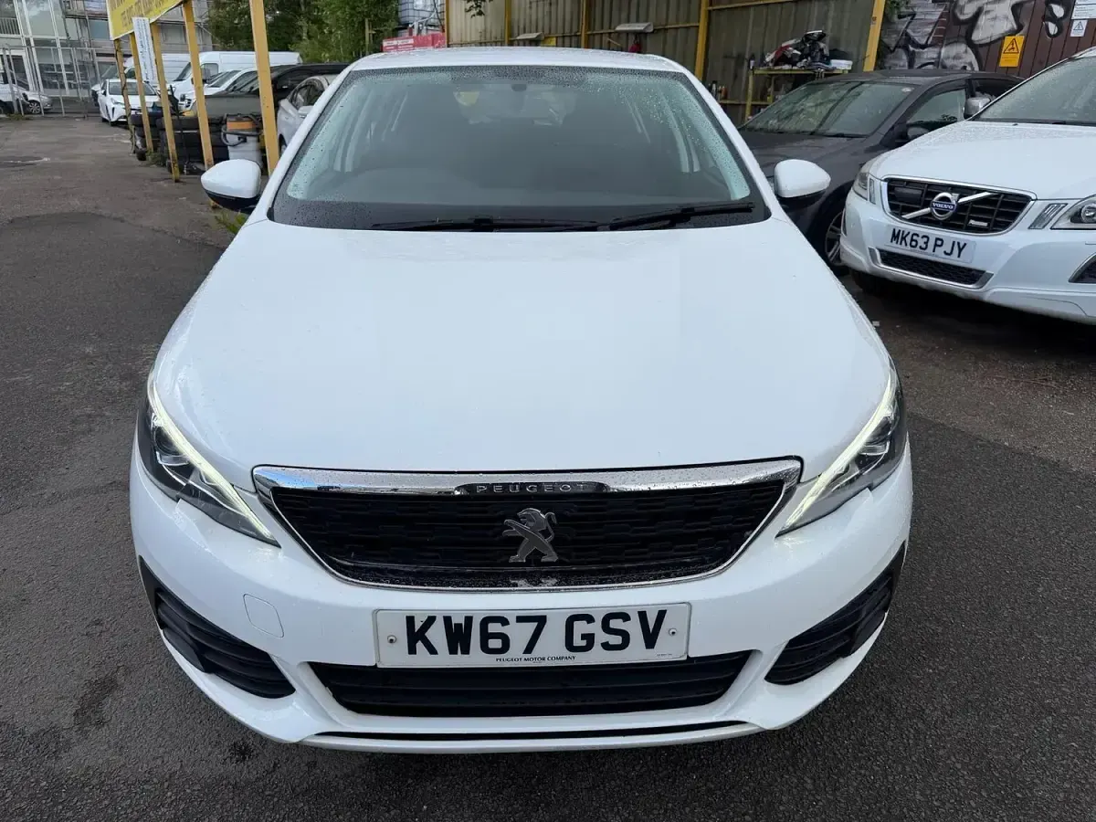 Used Peugeot 308 Access 110 HP (80 kW) 2018 White Hatchback