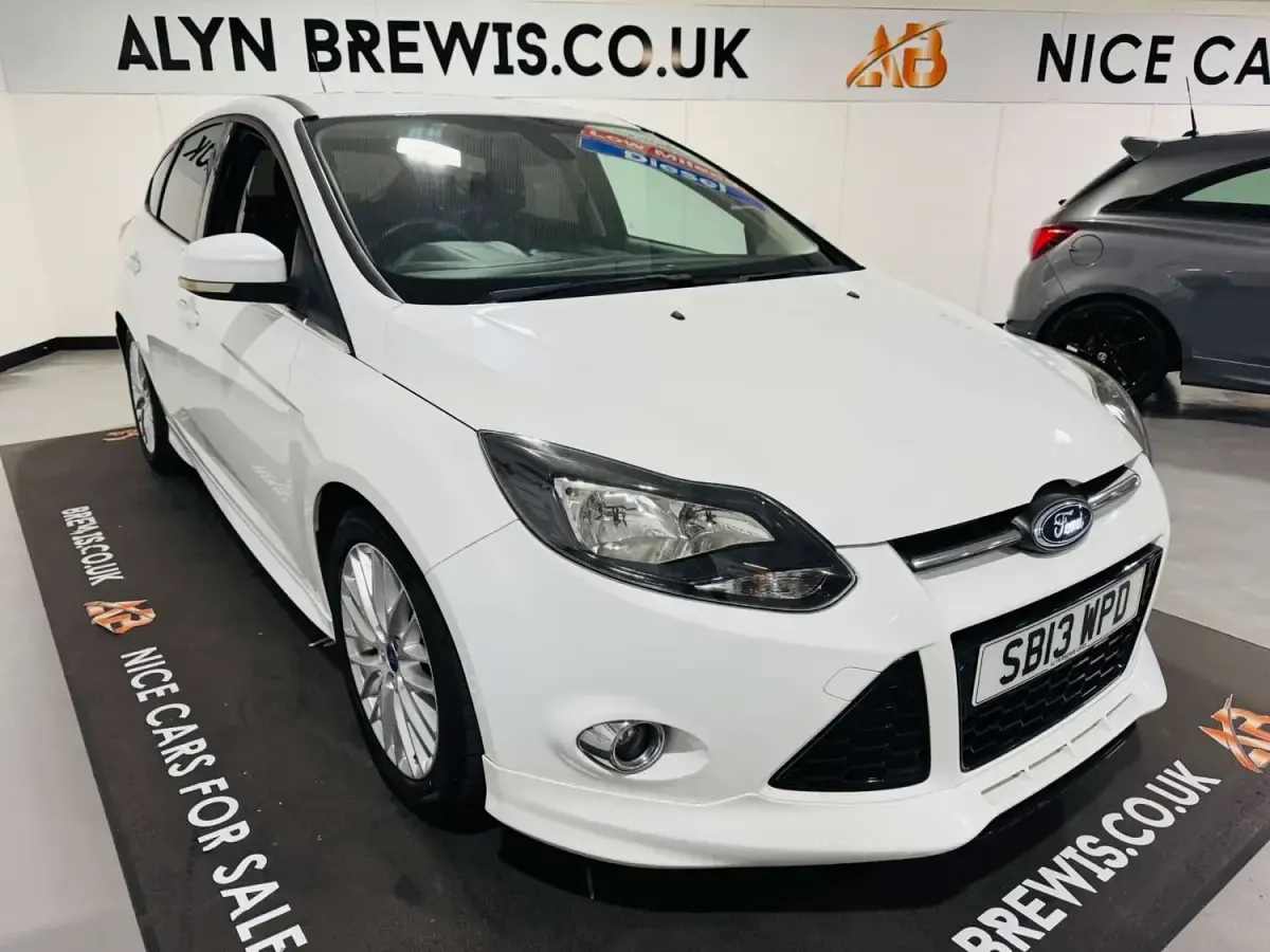 Begagnad Ford Focus Zetec 163 HK (119 kW) 2013 Vit Halvkombi