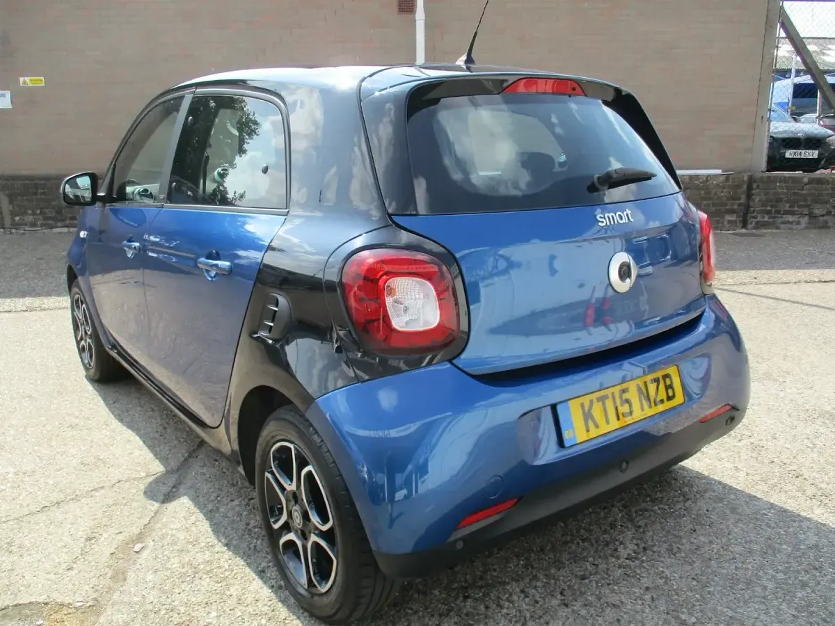 Used Smart ForFour Premium 90 HP (66 kW) 2015 Blue Hatchback