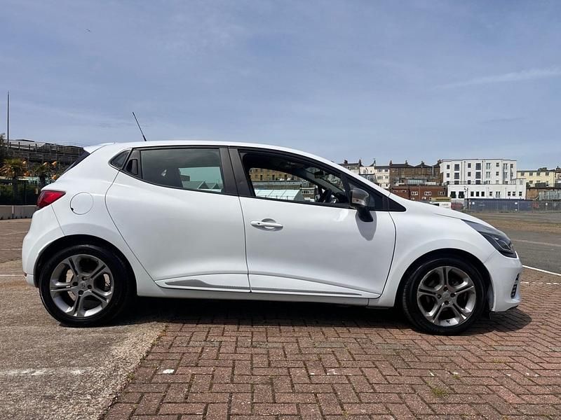 Used Renault Clio IV Dynamique 90 HP (66 kW) 2015 White Hatchback